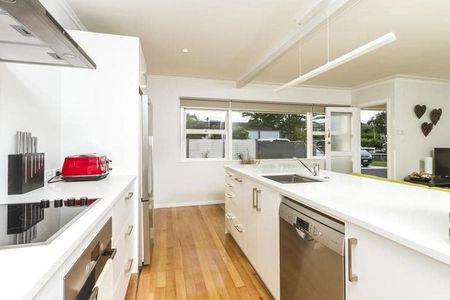 Stylish & Sunny 2-BR Unit in Prime Northcote Pt. - Photo 4
