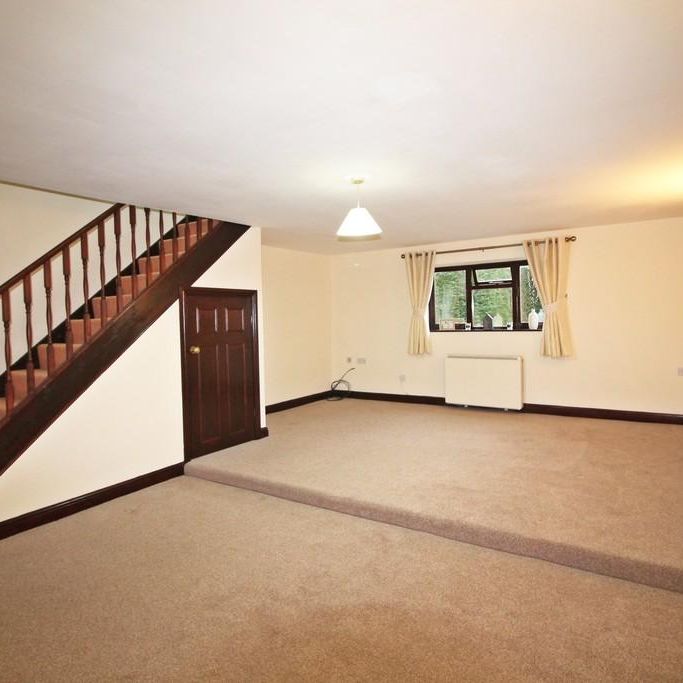 2 bedroom mews to rent - Photo 1
