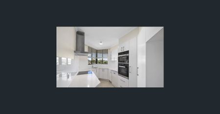 Light-Filled Apartment with Middle Harbour & District Views - Photo 4