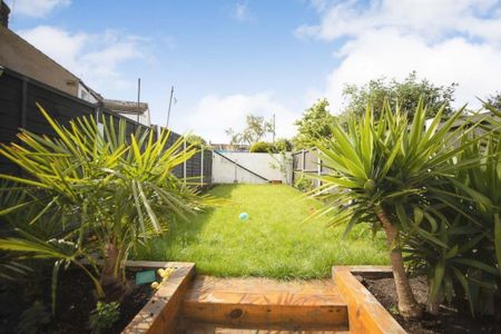 3 bedroom end of terrace house to rent - Photo 2