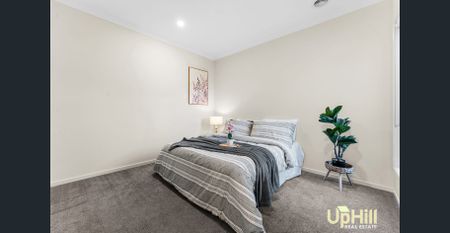 Immaculate Family House In MAYFIELD ESTATE! - Photo 4