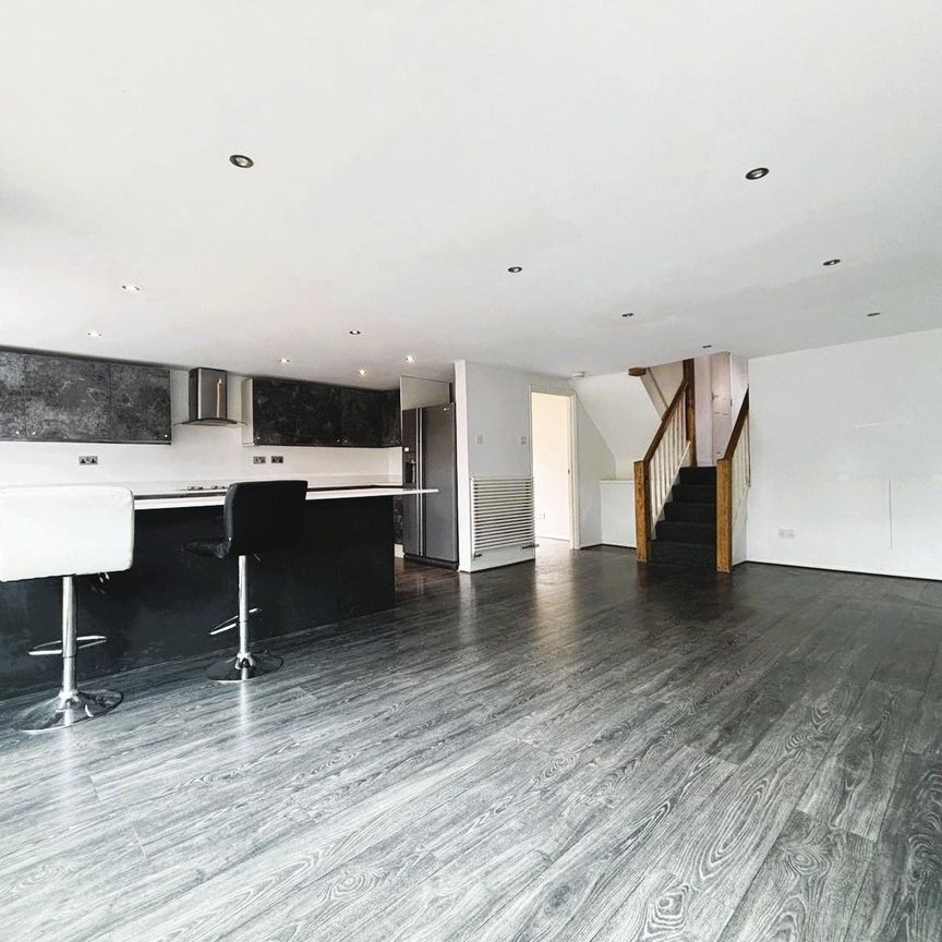 Chingford Avenue, Farnborough, Hampshire, GU14 - Photo 1