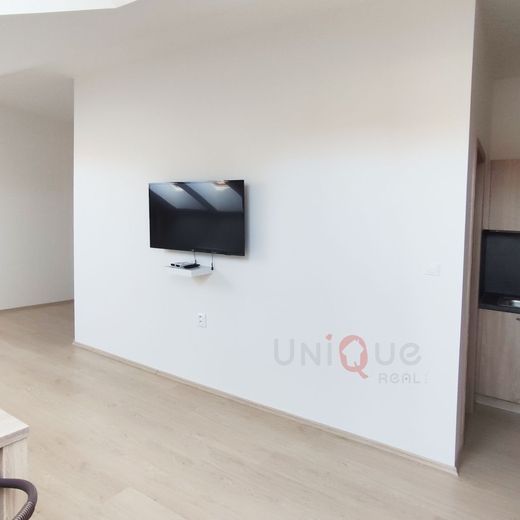 NA PRENÁJOM ZARIADENÝ 2,5 IZBOVÝ BYT V KOMÁRNE - Photo 1