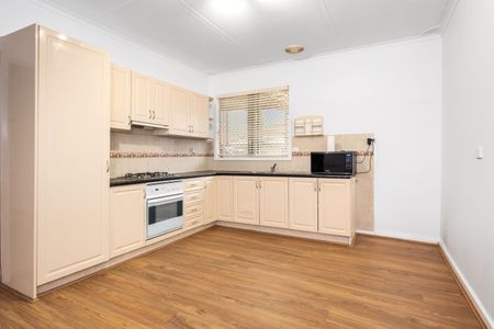 Beautifully renovated home perfectly positioned in the heart of town - Photo 5