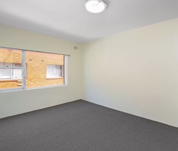 Bright & Sunny Two Bedroom Apartment - Photo 2