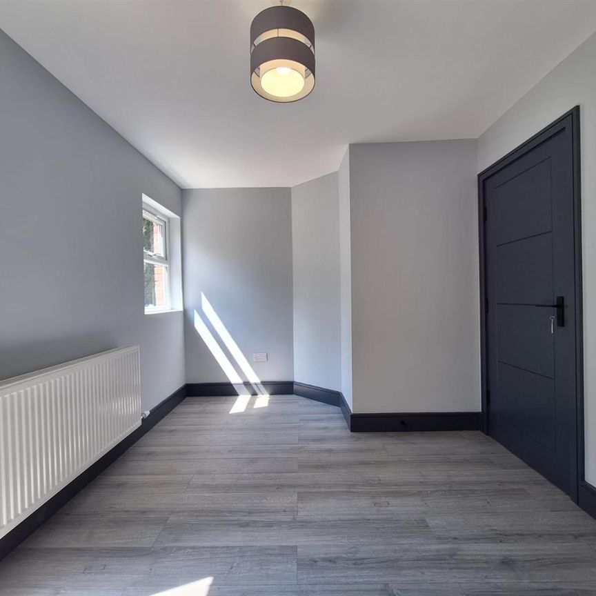 Queen Anne Avenue, Bromley BR2, London - Photo 1