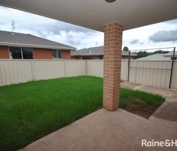 Charming 2 Bedroom Duplex - Photo 4
