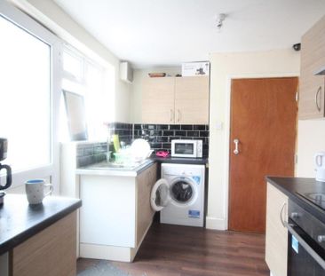 1 bedroom in a house share to rent - Photo 2