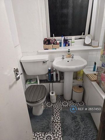 2 bedroom terraced house to rent - Photo 4