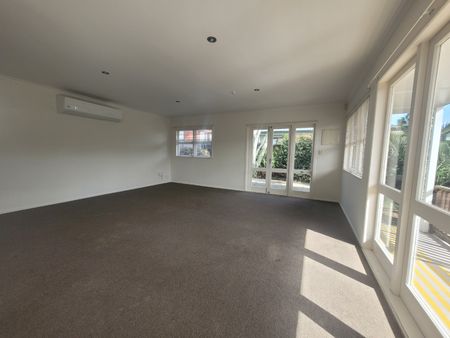 Large spacious 5 Bedroom home - Photo 4