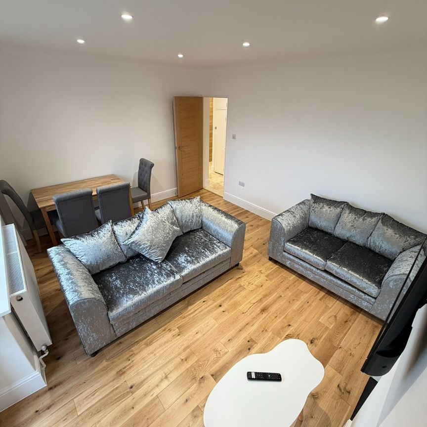 3 Bed Flat, Darlington House, SW8 - Photo 1