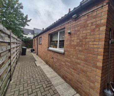Centraal gelegen 2 slaapkamer woning met koer. - Photo 1