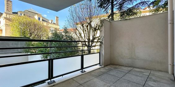 Lyon 7ème : Idéalement situé T3 avec cuisine aménagée, balcon, cave et parking - Photo 3