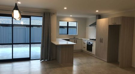 NEARLY NEW, SPACIOUS, MODERN FAMILY HOME SITTING PRETTY IN THE LAKES. - Photo 3