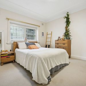 Spacious 3-Bedroom Apartment with Lock-Up Garage - Photo 2