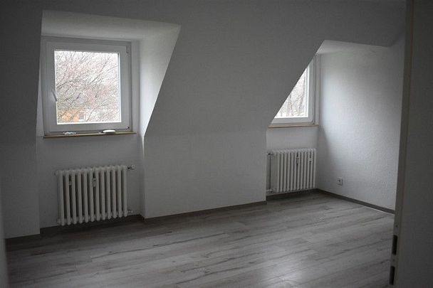 Hübsche 2-Raum DG Wohnung mit großer Küche sucht Sie! - Photo 1