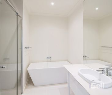 LIGHT-FILLED TOWNHOUSE CLOSE TO TRAINS, SHOPS & SCHOOLS - Photo 5