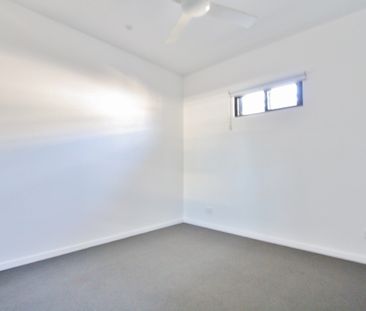Modern Three Bedroom Unit - Private Balcony - Air Con - Photo 6