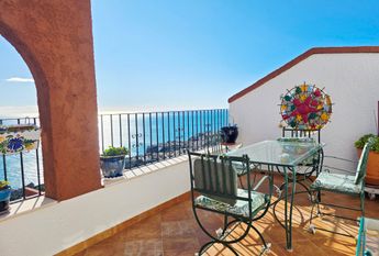 APARTMENT FOR RENT with 2 bedrooms and panoramic sea views