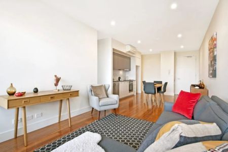 MODERN TWO BEDROOM APARTMENT IN FANTASTIC LOCATION! - Photo 3