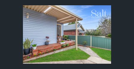 1920s Character and Modern Updates in Prized Street - Photo 3