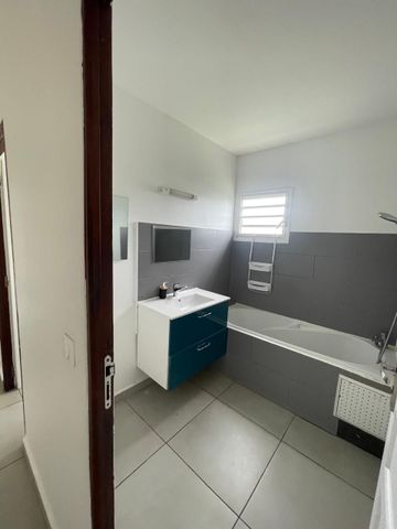 Location Maison 5 pièces 105m² LE MOULE 97160 - Photo 3