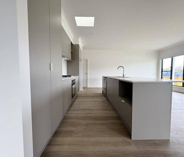 Coming soon! Stylishly designed duplex with elevated views. - Photo 4