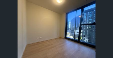 Modern One Bedroom Apartment in Prime Melbourne CBD Location - Photo 5