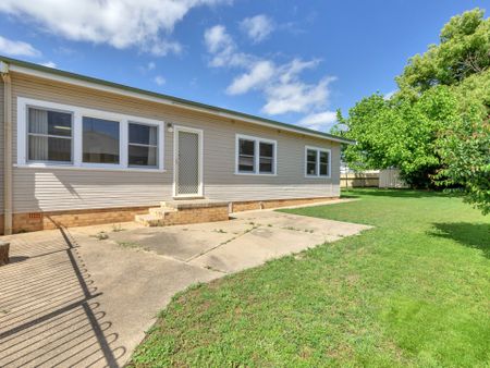 Comfortable Three-Bedroom Home in South Tamworth! - Photo 3