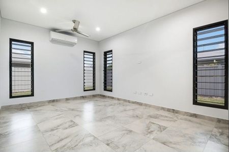 LUXURY LIVING! - Photo 2