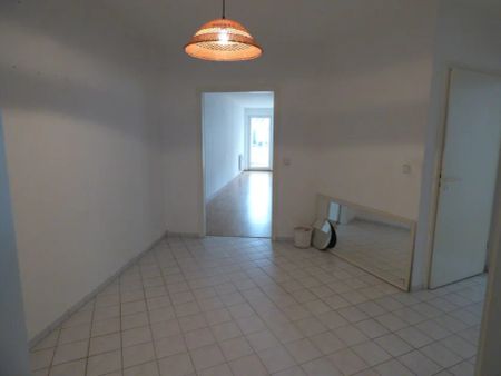 Großzügig geschnittene Wohnung in grüner Lage, mit großem Balkon***gefl. Wannenbad***Laminat*** - Photo 3