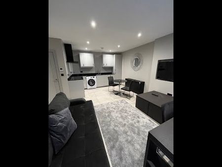 Studio Flat, Trafalgar House, LS1 - Photo 2