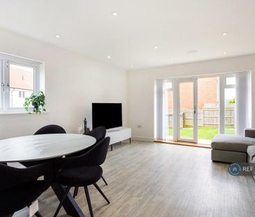 4 bedroom end of terrace house to rent - Photo 1