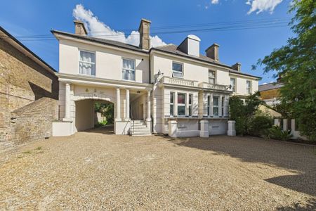 1 bedroom Flat in Sussex Place, Slough - Photo 4