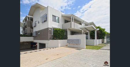 Free Fridge & Washer/Drier - Bonus - Short walk to the train and easy commute to the city. - Photo 2