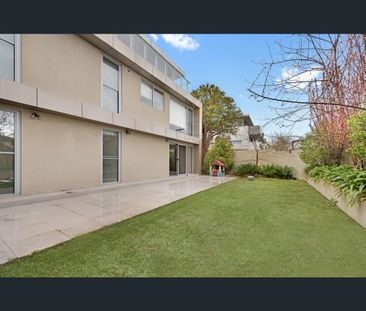 SPACIOUS THREE BEDROOM, GROUND FLOOR APARTMENT! - Photo 6