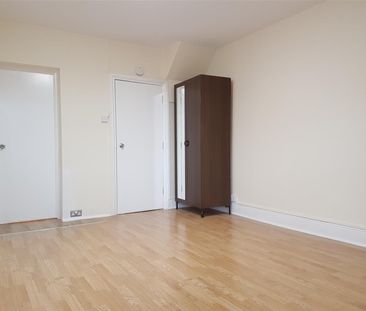 Chertsey Bridge Road, Chertsey - Photo 2