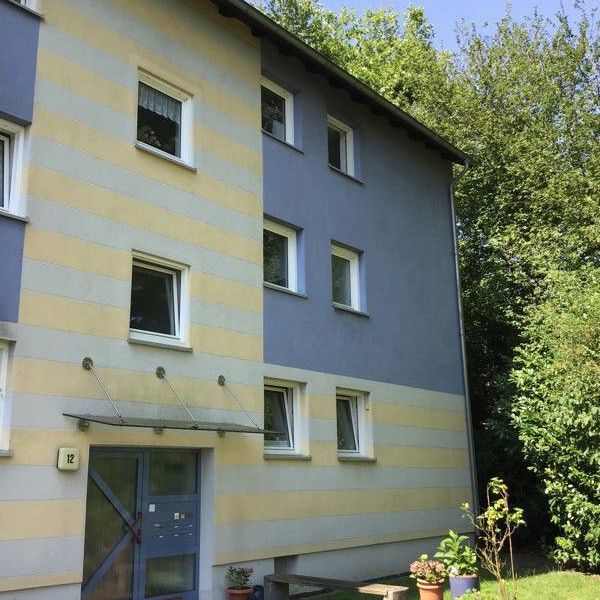 Toptip: zeitgemäße 3-Raum-Wohnung mit Balkon und Tageslichtbad! - Photo 1