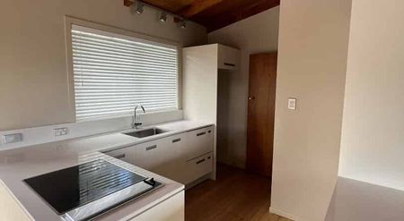 Spacious 4-Bedroom Home with Stunning Lake Views - Photo 3