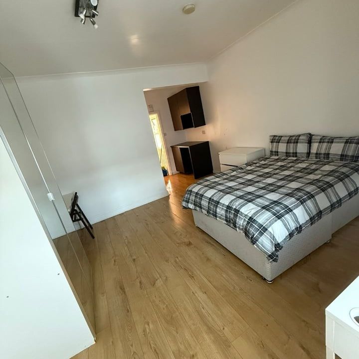 Room in a Shared House, Ivy Road, NW2 - Photo 1