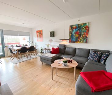 Lys og hyggelig 2-værelses lejlighed med terrasse - Foto 1