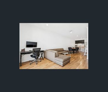 3 Bed Townhouse in Convenient Location! - Photo 3