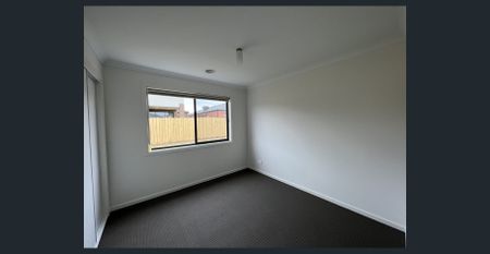 Central family home close to all amenities - Photo 4