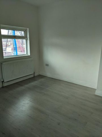 3 bedroom flat to rent - Photo 3