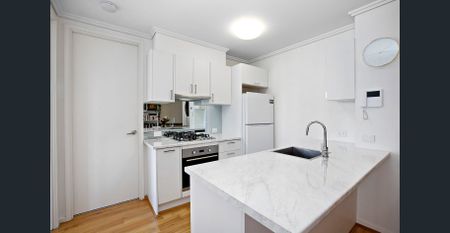 Spacious, Bright and Perfectly Positioned Apartment! - Photo 4