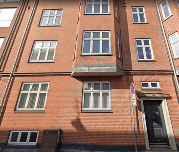 Rummelig 2 værelses lejlighed i vestbyen - Photo 1