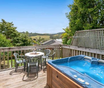 Sunny Coastal Living – Walk to Hatfields Beach - Photo 3