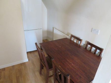 3 bedroom flat to rent - Photo 2