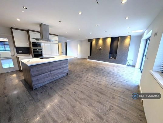 4 bedroom detached house to rent - Photo 1