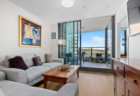 Riverside Retreat: Chic 2-Bedroom with Spectacular Views in Hamilton - Photo 1